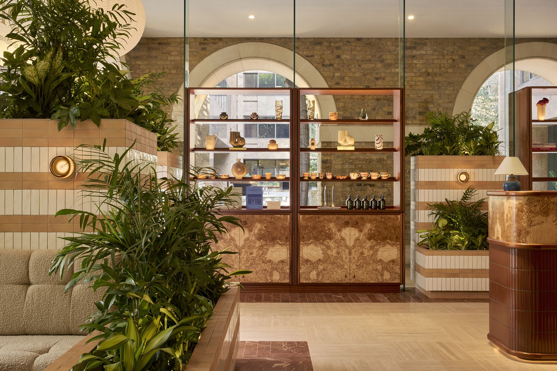 mm1147_Sir_Devonshire_2397_ReceptionShop