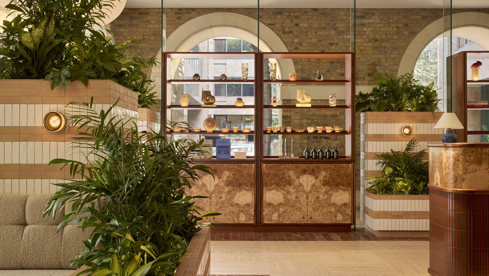 mm1147_Sir_Devonshire_2397_ReceptionShop