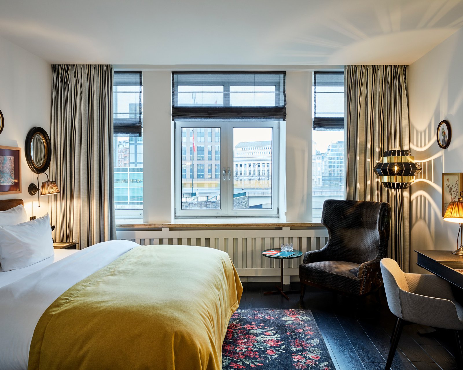 sir-nikolai-hamburg-room-deluxe (19).jpg