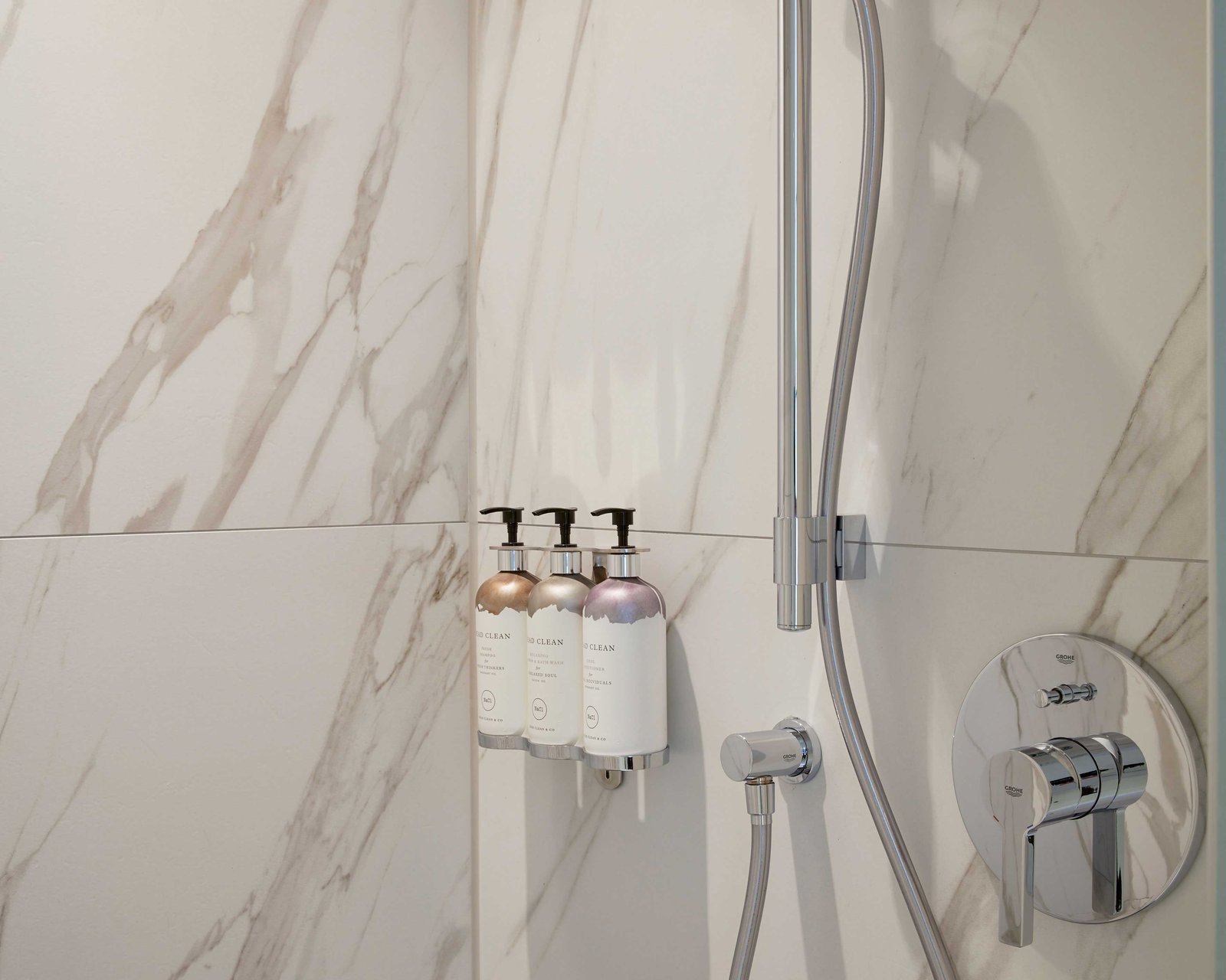 sir-nikolai-hamburg-room-deluxe (13).jpg