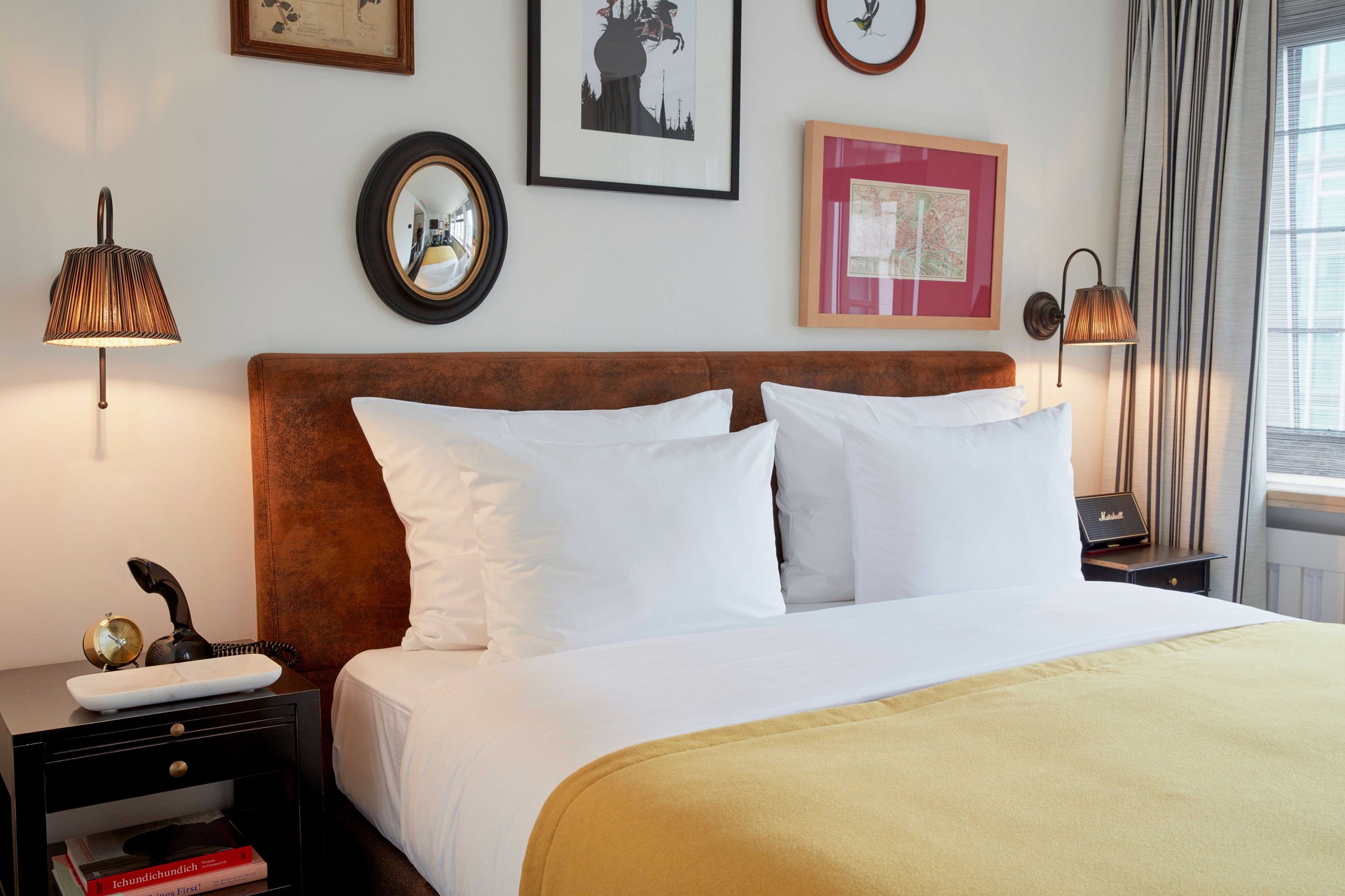 sir-nikolai-hamburg-room-deluxe (1).jpg