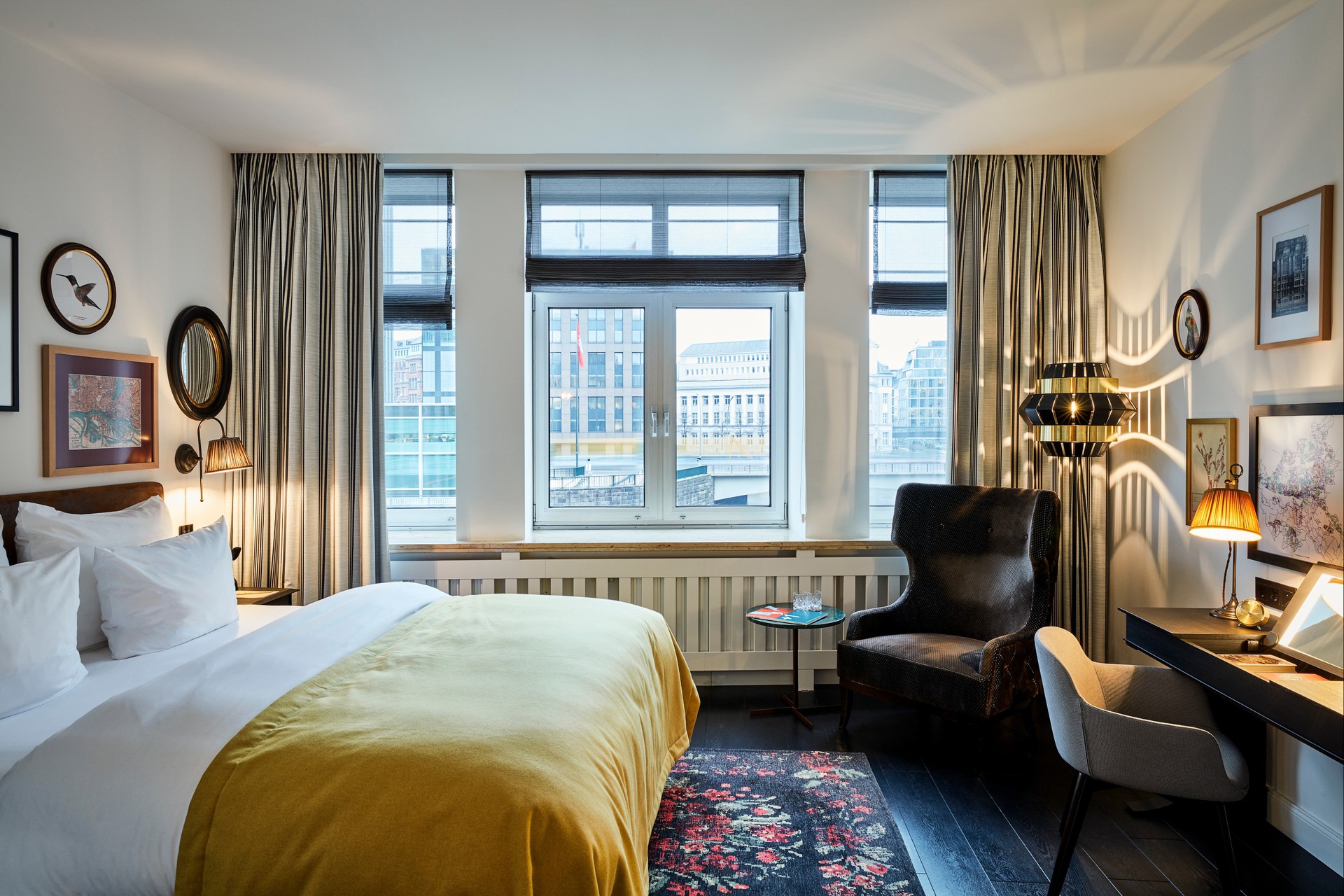 sir-nikolai-hamburg-room-deluxe (19).jpg