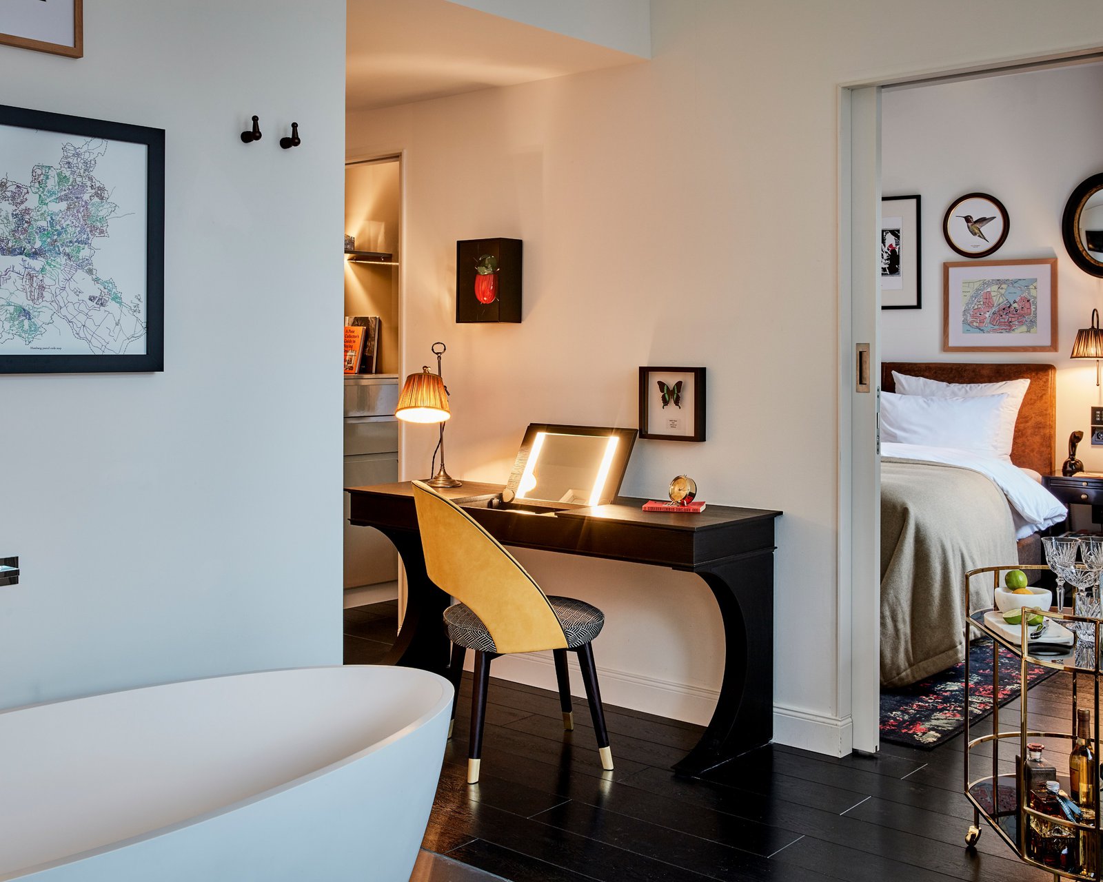 sir-nikolai-hamburg-room-suite (16).jpg