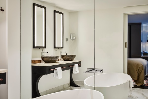 sir-nikolai-hamburg-room-suite (19).jpg