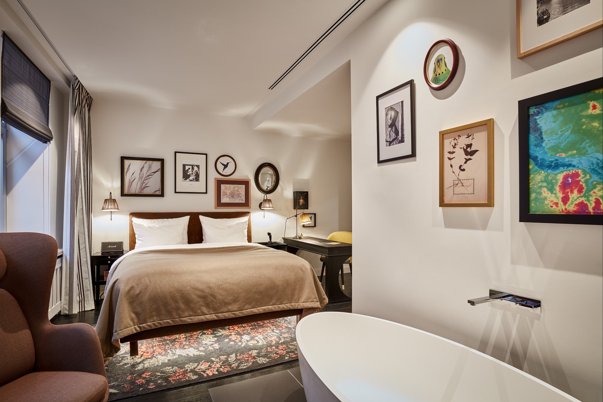 sir-nikolai-hamburg-room-supreme (16).jpg